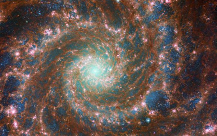NASA опублікувало нове фото Фантомної галактики – сонячної системи за 32 млн світлових роки від Землі