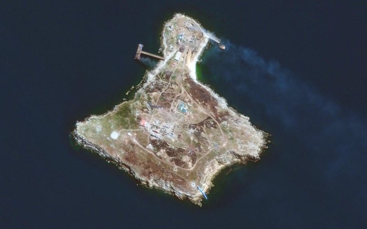Росіяни двічі за ніч атакували Одещину авіацією, чотири авіабомби скинули на острів Зміїний