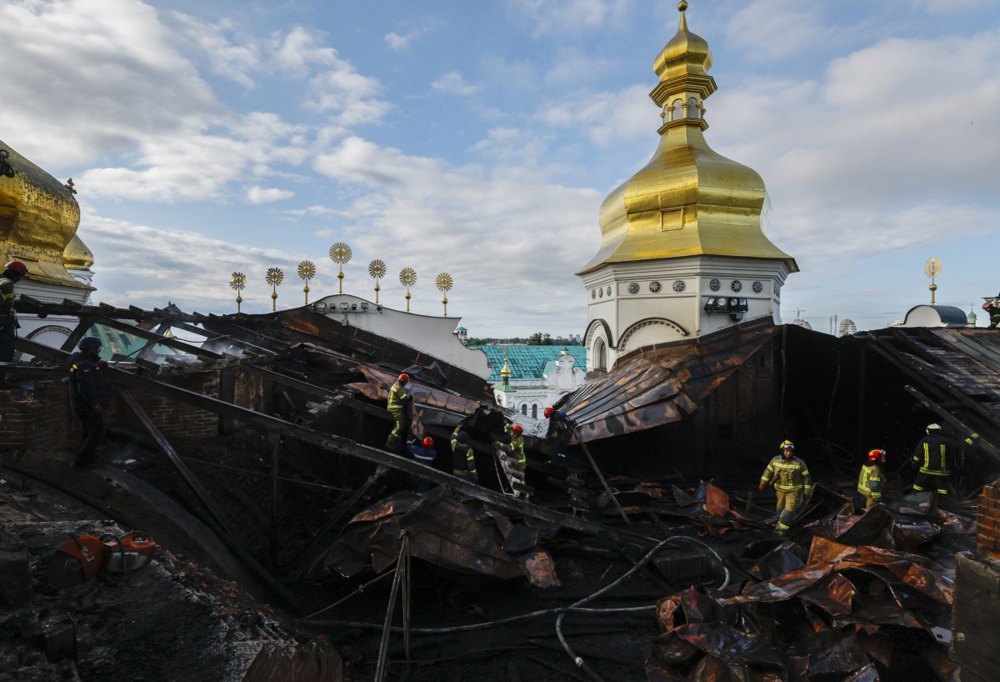 Пошкоджений унаслідок обстрілу дах Успенського собору.
