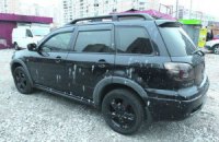 В Киеве на автостоянке неизвестные облили кислотой девять машин