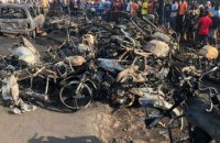 В результате взрыва бензовоза в столице Сьерра-Леоне погибли по меньшей мере 99 человек