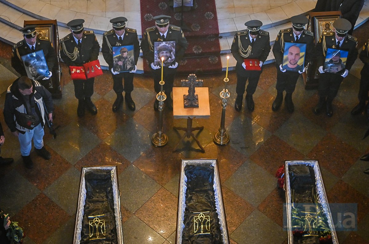 Прощання з п'ятьма захисниками України у Михайлівському соборі.