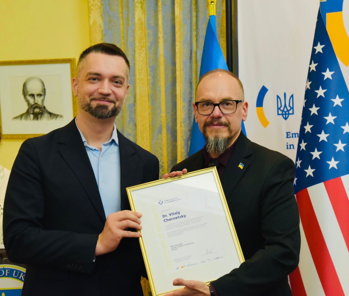 З Володимиром Шейком, директором Українського інституту, під час вручення Чернецькому грамоти від Глобальної коаліції
українських студій. Вашингтон, 2025 рік