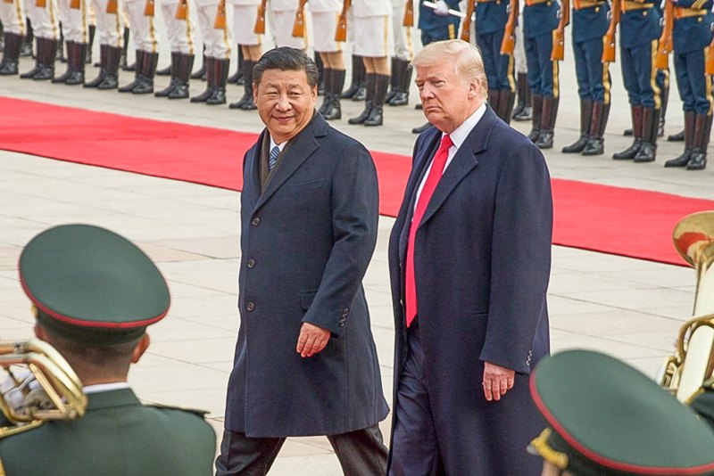 Президент США Дональд Трамп і лідер Китаю Сі Цзіньпін проводять огляд почесної варти солдатів Народно-визвольної армії Китаю під
час зустрічі в Пекіні, 9 листопада 2017 р.