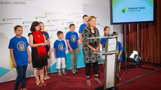 Оксана Сивак під час пре-конференції з дітьми постраждалих, які поїдуть на відпочинок поїдуть у Швецію