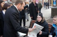 Датский министр раздавал газеты на Крещатике в Киеве