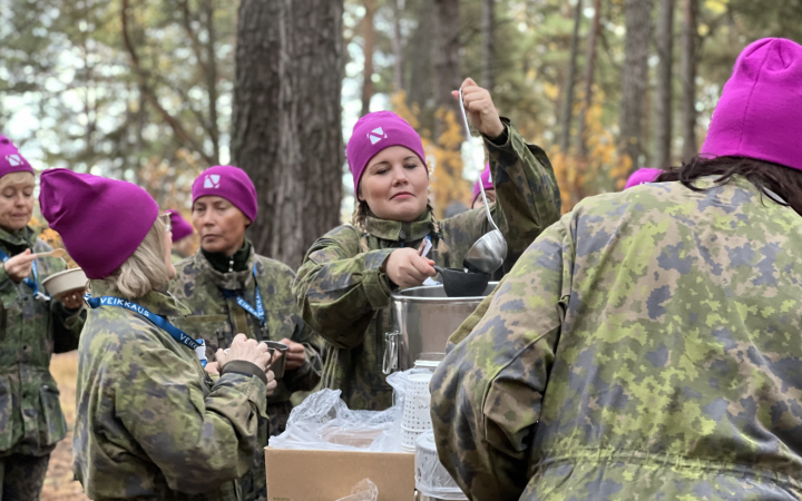 У Фінляндії жінок вчать діяти в надзвичайних ситуаціях. Після 24 лютого 2022 місця на курс розбирають за секунди. Як це працює 