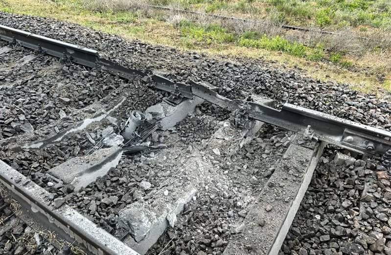Наслідки атаки залізничної інфраструктури в Херсоні. 