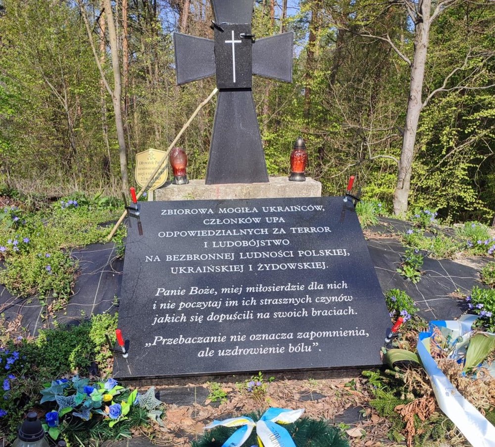 Нова «пам’ятна» дошка на горі Монастир і хрест, який закрив тризуб. 