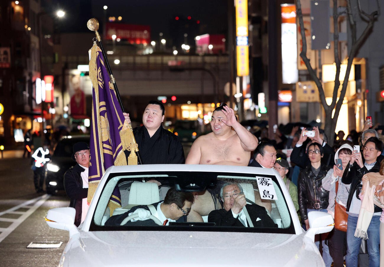 Кірішима (праворуч) під час святкування перемоги