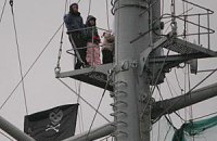 На крейсере "Аврора" вывесили пиратский флаг