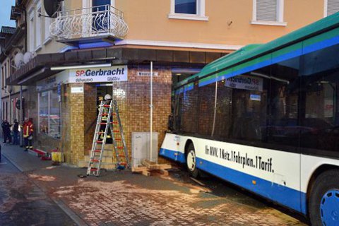 В Германии школьный автобус врезался в стену дома, десятки пострадавших