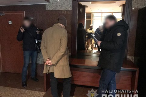 Сотрудник МинЖКХ задержан при получении $5 тыс. взятки