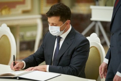Зеленский подписал закон о тысяче гривен за вакцинацию