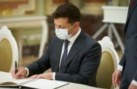 Зеленский подписал закон о тысяче гривен за вакцинацию