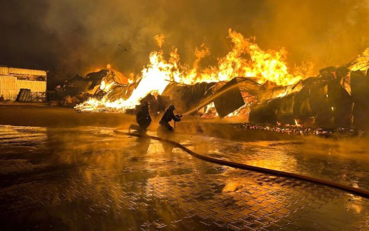 Рятувальники всю ніч ліквідовували пожежу на складі будматеріалів у Вінниці