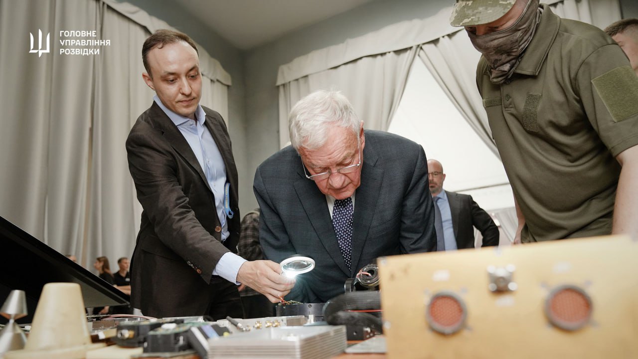 <i>War&Sanctions</i>: фахівці ГУР ознайомили спецпредставника США Кіта Келлога з компонентами російської зброї західного виробництва “></p>
<p>Фото: ГУР МОУ / <em>War&Sanctions</em>: фахівці ГУР ознайомили спецпредставника США Кіта Келлога з компонентами російської зброї західного виробництва</p>
<p>ГУР МОУ нині — це і сила, і мозок, і символ сучасної війни. Звісно, що такою нашу розвідку робить не лише зброя, а й українські цінності: Свобода, Ініціатива, Рішучість і Вміння діяти там, де інші тільки роздумують і вагаються. Якщо коротко — ГУР не просто ловить тренди цієї війни. ГУР активно генерує їх та дуже ефективно поширює.</p>
<p>А далі, як любить казати Кирило Буданов, буде ще гучніше!</p>
<p><img decoding=