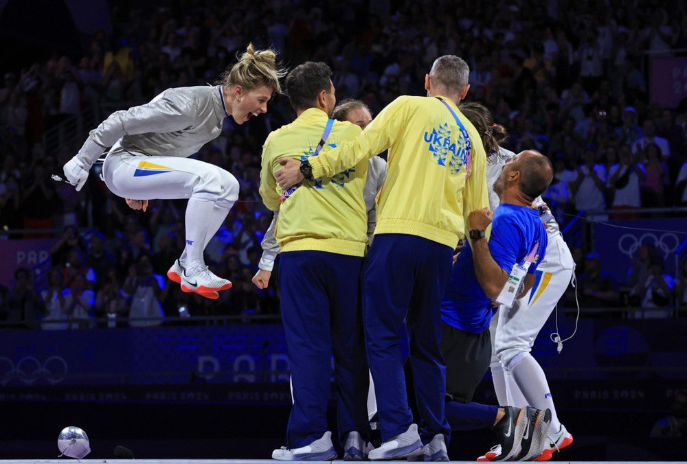 Збірна України з фехтування після перемоги у фіналі.