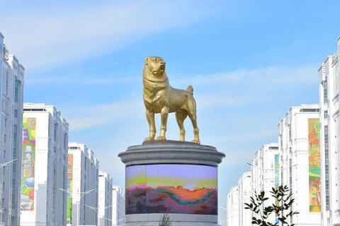 Президент Туркменістану урочисто відкрив золотий 15-метровий пам'ятник алабаю в Ашхабаді