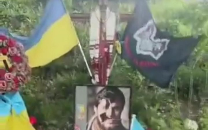 Жінку, яка розтрощила могили військових у Києві, відправили до психлікарні 