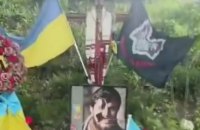 Жінку, яка розтрощила могили військових у Києві, відправили до психлікарні 