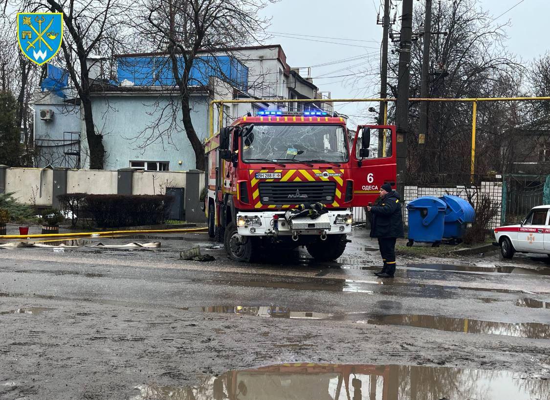 Пошкоджена пожежне авто на місці обстрілу в Одесі