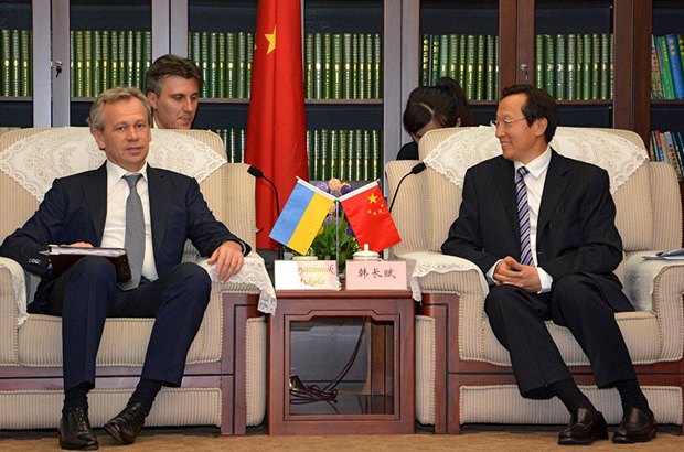 Министр аграрной политики и продовольствия Украины Николай Присяжнюк и министр сельского хозяйства КНР Хань Чанфу во время
встречи в Пекине