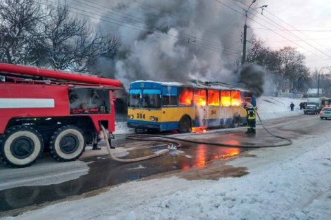 У Чернігові на вулиці згорів тролейбус