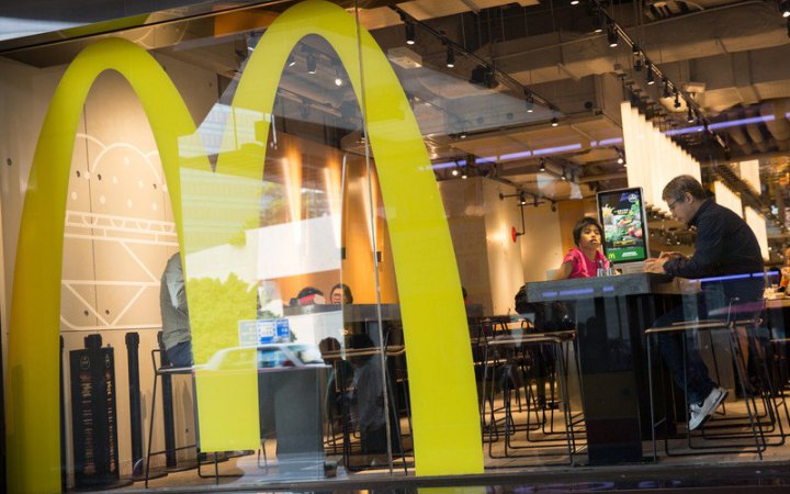 У США гамбургерами з McDonald's отруїлися десятки людей, одна людина померла. Акції компанії впали на 7%