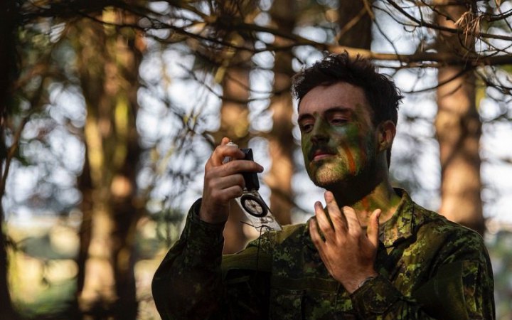 Канадські військові показали, як навчають бійців ЗСУ навичкам використання камуфляжу 