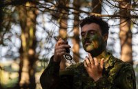 Канадські військові показали, як навчають бійців ЗСУ навичкам використання камуфляжу 