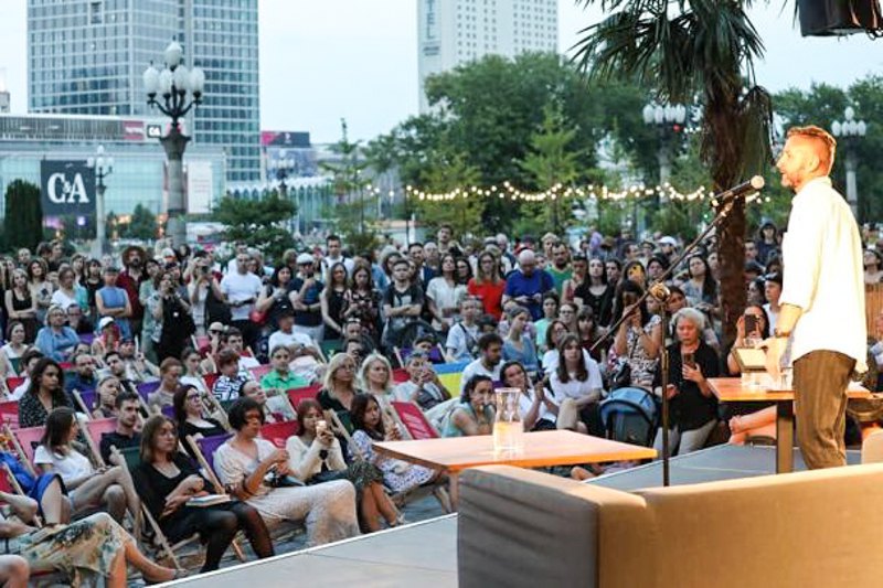 Сергій Жадан під час концерту у Варшаві 