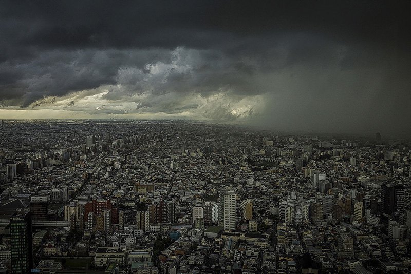 Грозовой фронт одного из трех тайфунов, которые сошлись над Токио, вызывает ливень на город. Исследователи говорят, что в эпоху
глобального потепления эти редкие и разрушительные погодные явления участятся. 