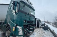 На Львівщині у ДТП за участю мікроавтобуса та вантажівки загинула людина, ще п'ятеро постраждали