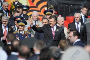​Янукович приказал Азарову готовиться к Дню Победы