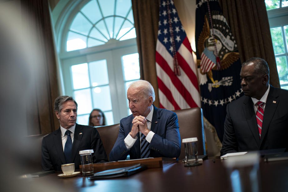 Президент США Джо Байден (в центрі), державний секретар Ентоні Блінкен (ліворуч) і міністр оборони Ллойд Остін (справа) під час засідання кабінету міністрів у Білому домі у Вашингтоні, 20 липня 2021 року.