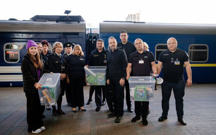 Поїзні бригади Укрзалізниці отримали додатковий інвентар для евакуації
