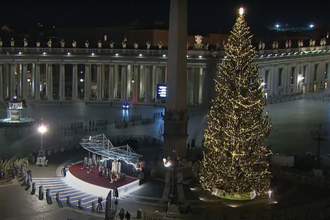 У Ватикані засвітили різдвяну ялинку та покажуть український вертеп