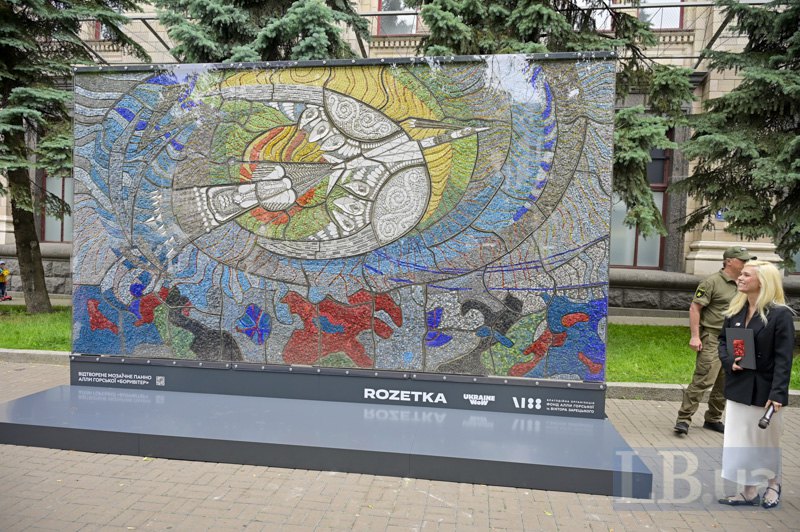 Ярослава Гресь біля мозаїки