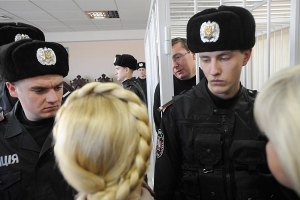 Луценко в суде развлекал Тимошенко анекдотами о блондинках