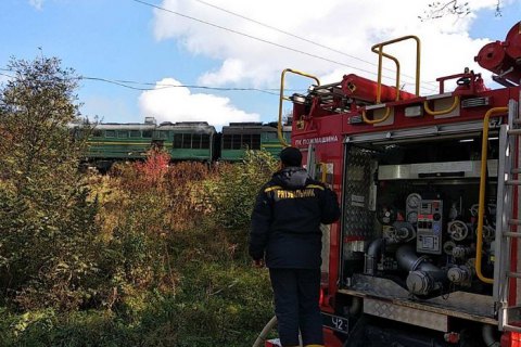 В Черновицкой области на путях загорелся грузовой локомотив