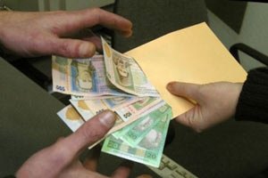 Каждый десятый украинец давал взятку за водительские права