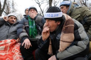 ​Ряды голодающих под Кабмином чернобыльцев пополнились