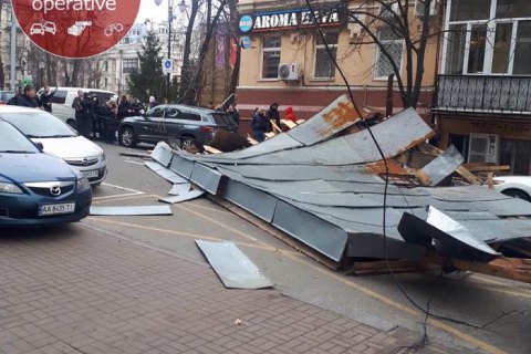 В Киеве возле метро "Золотые ворота" у здания слетела крыша