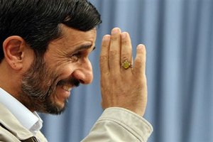 Ахмадинеджад пригласил американских студентов на обед