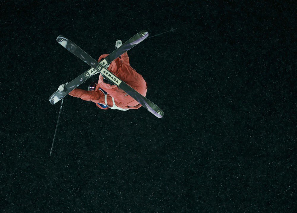 Коцар виконує свою спробу у фіналі змагань з бігейру на ОІ-2026