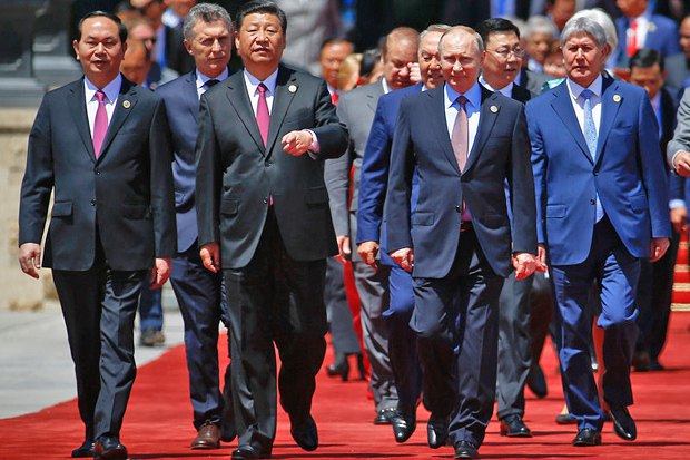 Лидер Китая Си Цзиньпин ( 3-й слева) и другие лидеры стран участниц прибывают на форум ОПОП, 15 мая 2017