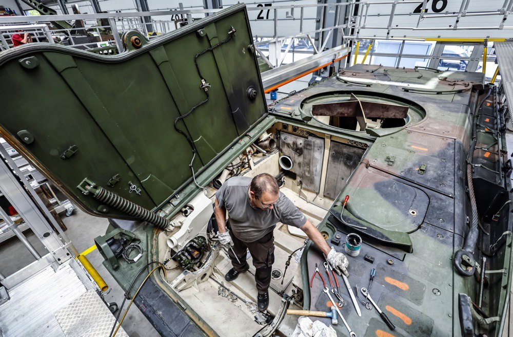 Працівник <i>Rheinmetall</i> працює над модернізацією німецької бойової машини піхоти <i>Marder</i>, Унтерлюс, Німеччина, 6 червня 2023 року.