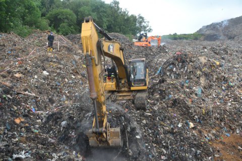 Во Львове неизвестные заблокировали пункт, с которого мусор везут в Киев