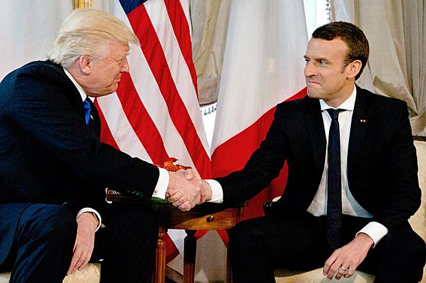 Рукопожатие президента США Трампа и Франции Макрона, 25 мая 2017.